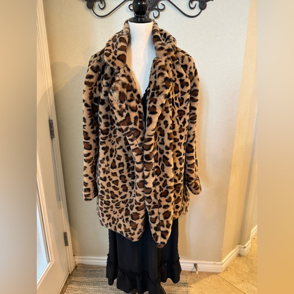Impressions faux fur leopard print notched collar open front coat - Size Medium